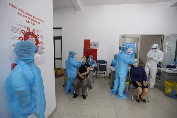 Hà Nội tiến hành test nhanh COVID-19 cho các cán bộ coi thi vào lớp 10