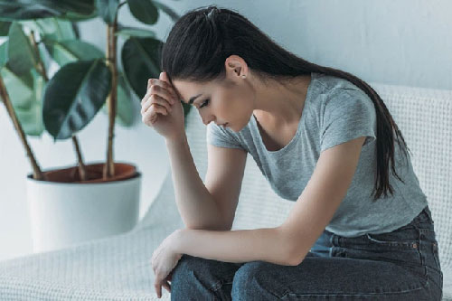 Nửa đêm, chị hàng xóm mắt đỏ hoe dắt theo hai con sang xin ngủ nhờ và tiết lộ bí mật gia đình chị khiến tôi sửng sốt