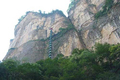 Khám phá “cầu thang lên thiên đường” nguy hiểm nhất thế giới