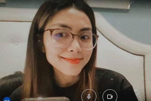 Hà Tăng thành sinh viên học online, nhan sắc con dâu nhà tỷ phú qua camera máy tính như thế nào mà dân tình 'tròn mắt'?