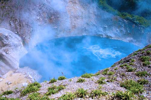 Bí ẩn về hồ nước sôi sùng sục ở Dominica