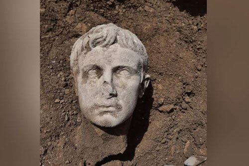 Khai quật đầu tượng bằng đá cẩm thạch 2.000 năm tuổi của Hoàng đế La Mã đầu tiên
