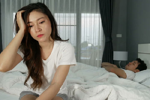 Đêm muộn thấy chồng lên mạng tìm cách diệt muỗi, tôi tưởng anh lo cho vợ con nhưng rồi phải tức nghẹn khi nghe thấy lời lẩm bẩm của anh