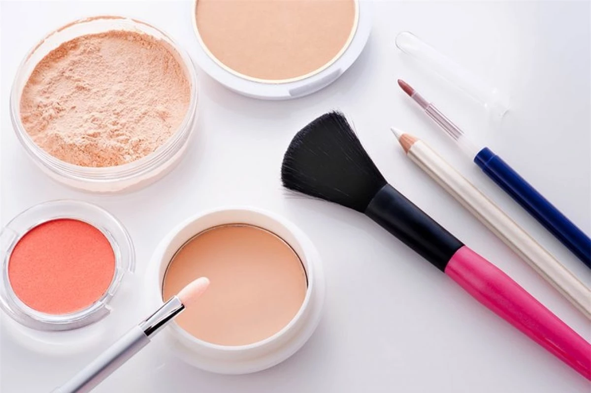 Kiểm tra thành phần phấn bột: Lớp makeup khô và nứt nẻ chỉ khiến các khuyết điểm trên khuôn mặt càng rõ rệt, do đó bạn nên chọn loại phấn bột phù hợp. Để có được lớp trang điểm tự nhiên, hãy chọn các loại phấn chứa nylon và kaolin.