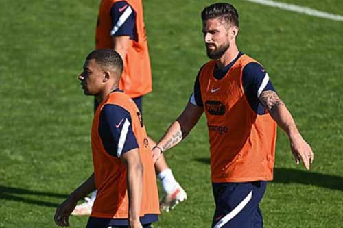 Mbappe 'đá đểu' Giroud trong buổi tập của ĐT Pháp