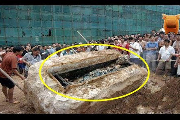Công nhân xây dựng bất ngờ đào được cỗ quan tài, khi khiêng nó lên ai nấy đều thất kinh vì dòng chữ khắc trên đó