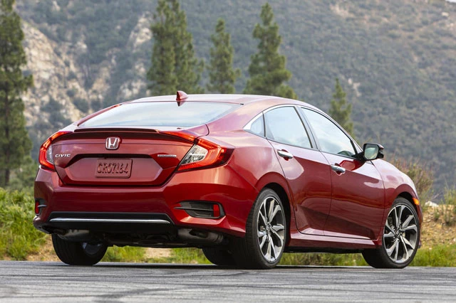 4. Honda Civic (doanh số: 35.962 chiếc).