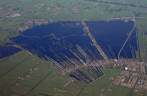 Hồ nước kỳ lạ như được tạo ra bằng con dao khổng lồ