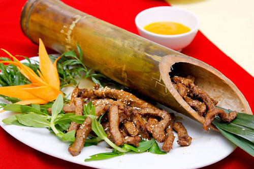 Không phải dao thớt, dùng cật tre để mổ lươn theo cách này vừa sạch nhớt lại khử sạch mùi tanh