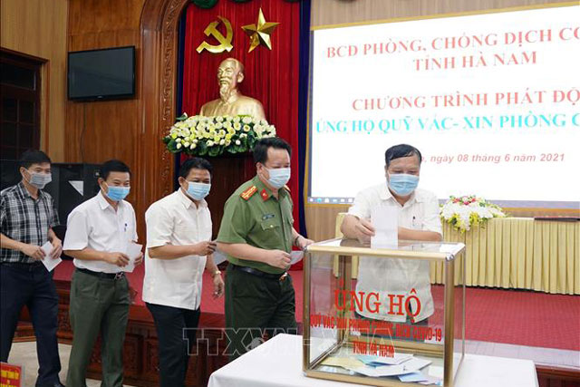 Ủng hộ Quỹ vaccine phòng COVID-19 tỉnh Hà Nam. Ảnh minh họa: Nguyễn Chinh /TTXVN.