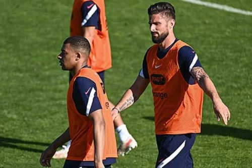 Khúc mắc giữa Mbappe và Giroud vẫn chưa được giải quyết.