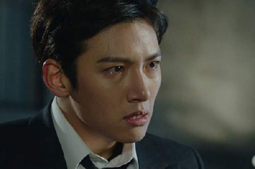 Chiếc ảnh cưới treo trên tường đột ngột bị tuột móc, thứ rơi ra từ phía sau khiến người chồng phải bàng hoàng run rẩy