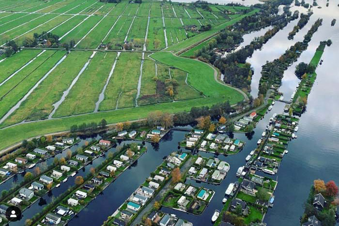 Người dân xây nhà sống trên hồ nước kỳ lạ, khung cảnh từ trên cao khiến ai cũng sửng sốt