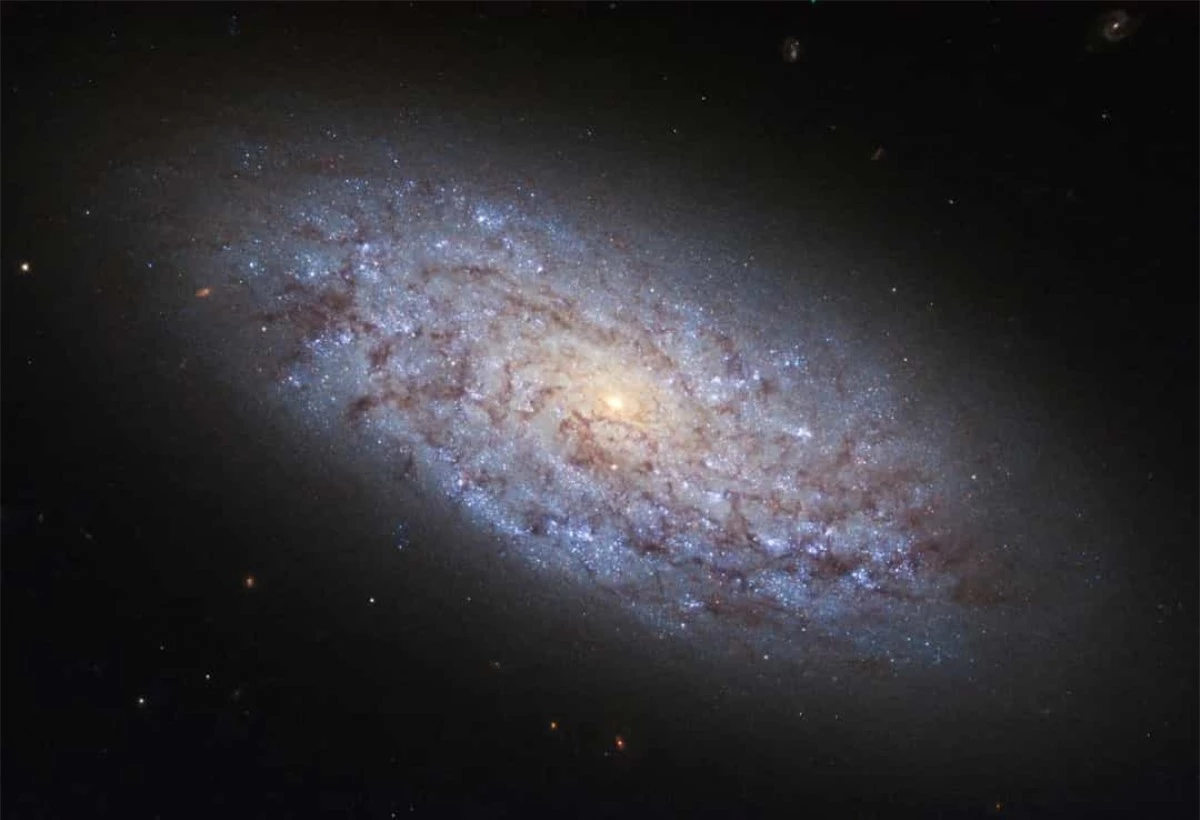NASA ghi lại hình ảnh đẹp như tranh vẽ của một thiên hà lùn mang tên NGC 5949.