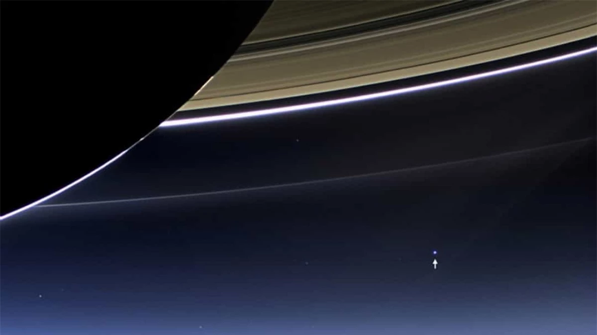 Đốm tròn màu xanh nhạt này chính là Trái Đất của chúng ta được tàu vũ trụ Cassini ghi lại từ sao Thổ./.