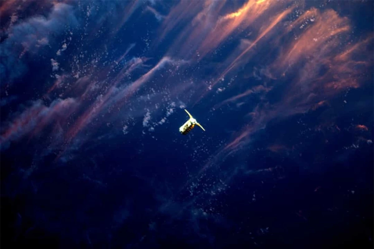 Hình ảnh tàu vũ trụ Cygnus được Canadarm2 của Trạm Vũ trụ Quốc tế (ISS) ghi lại khi con tàu này mang 3.447 kg hàng hóa và thiết bị lên ISS.