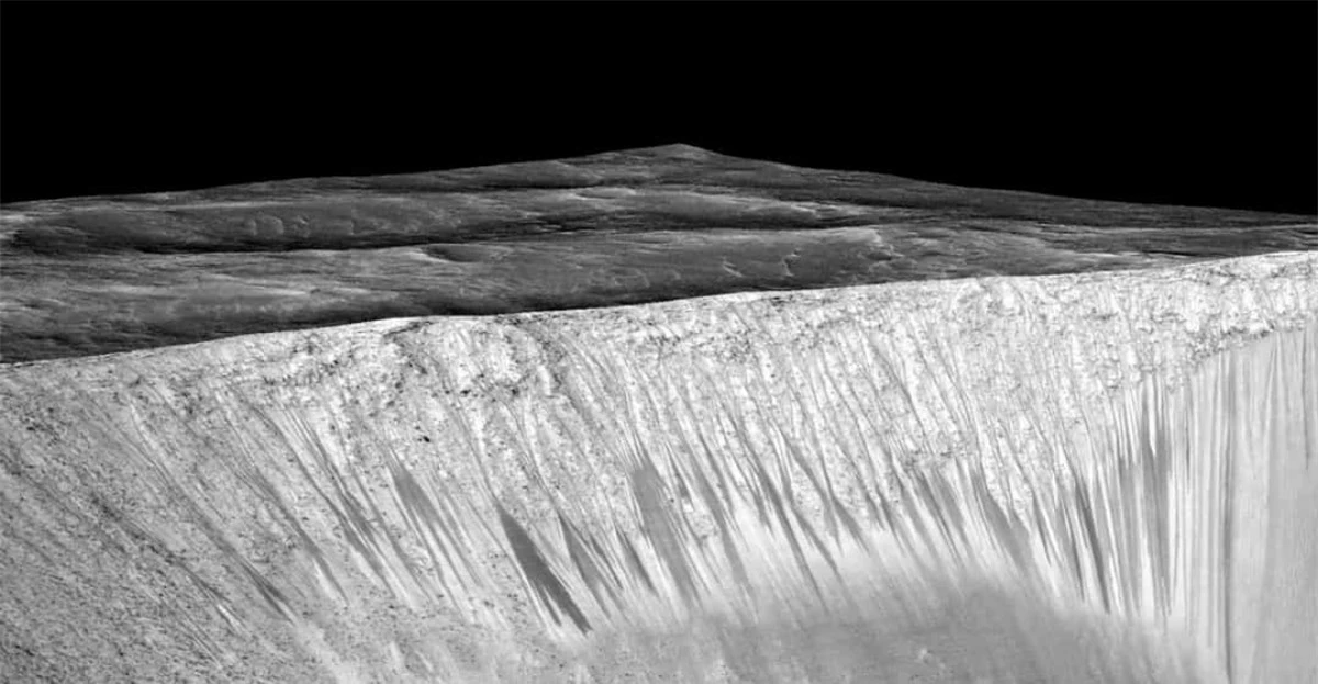 Những dải hẹp tối màu trên thành của miệng hố Gami trên sao Hỏa có lẽ là bằng chứng đầu tiên cho thấy có lẽ nước đã chảy trên bề mặt hành tinh này vào những tháng mùa hè.