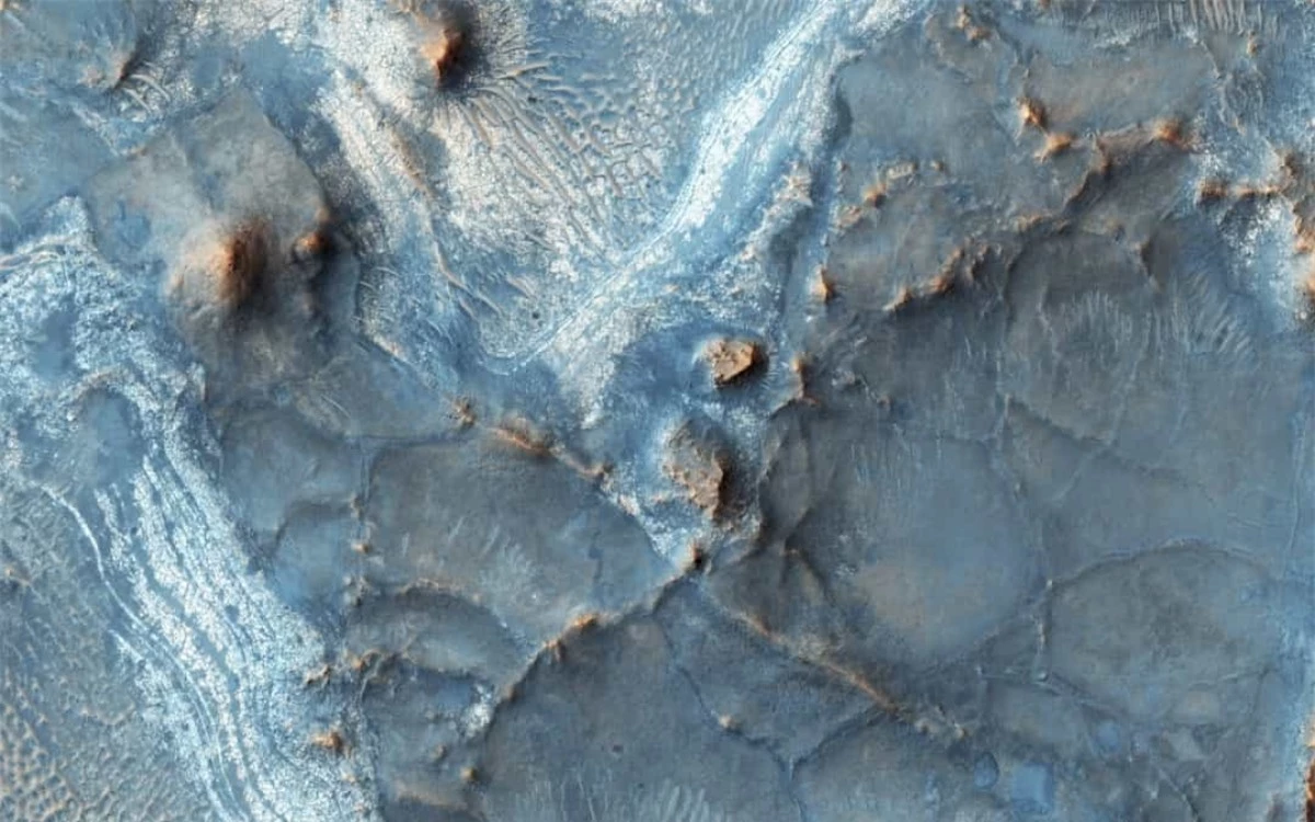 Một trong những khu vực nhiều màu sắc nhất trên sao Hỏa là bờ tây bắc của vùng lòng chảo Isdis.