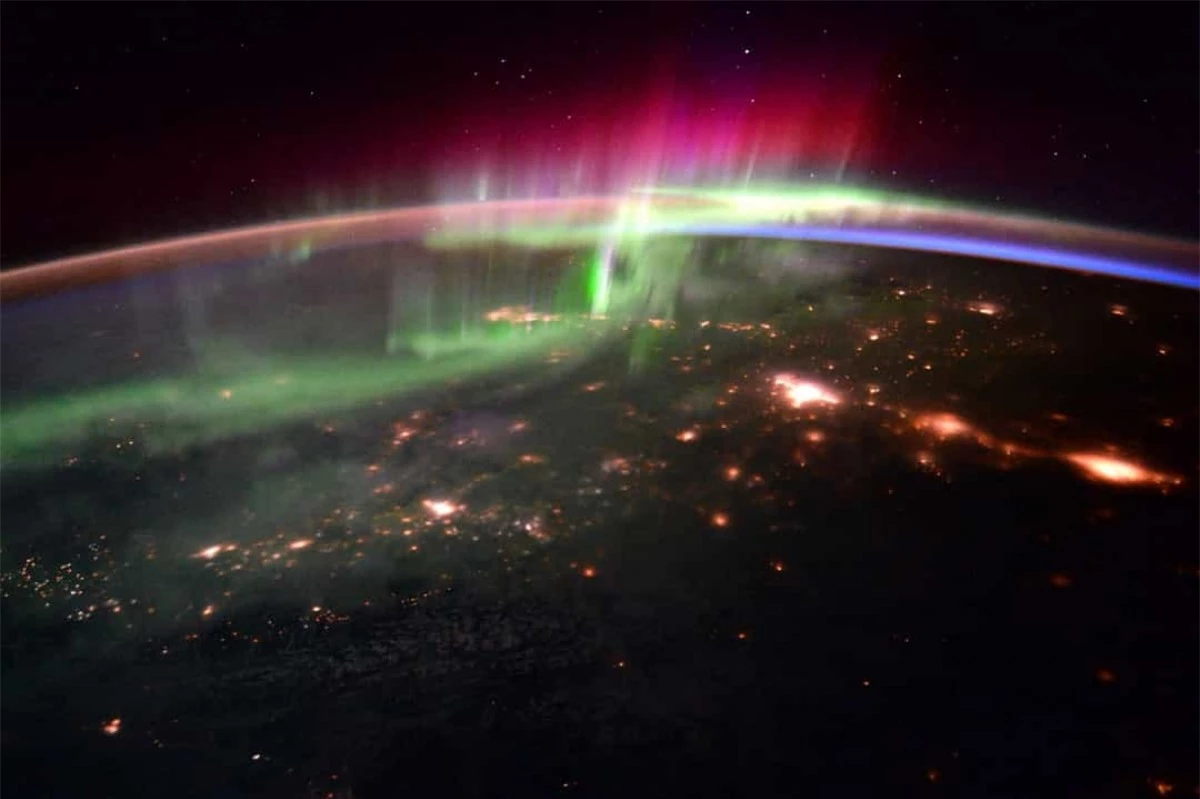 Màn trình diễn cực quang ngoạn mục của Trái Đất khi nhìn từ không gian.