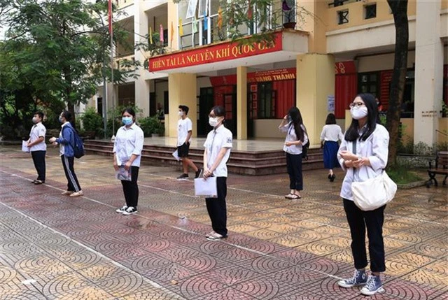 Sáng nay, hơn 93.000 thí sinh Hà Nội dự thi vào lớp 10 - Ảnh 2.