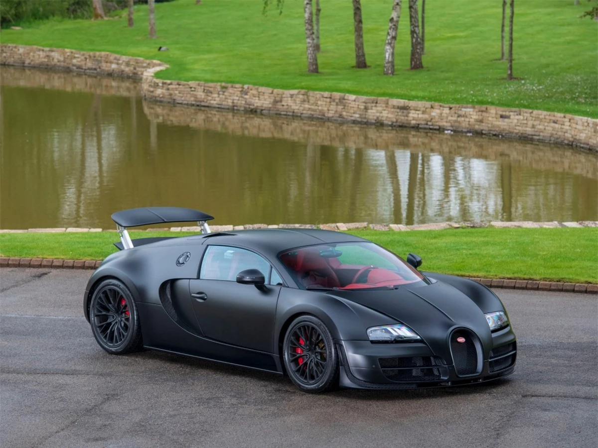 Bugatti Veyron là một chiếc siêu xe khá hiếm và không phải ngày nào chúng ta cũng có cơ hội nhìn thấy một chiếc trên đường. Bản Super Sport thậm chí còn hiếm hơn với số lượng chỉ 48 chiếc được sản xuất. 