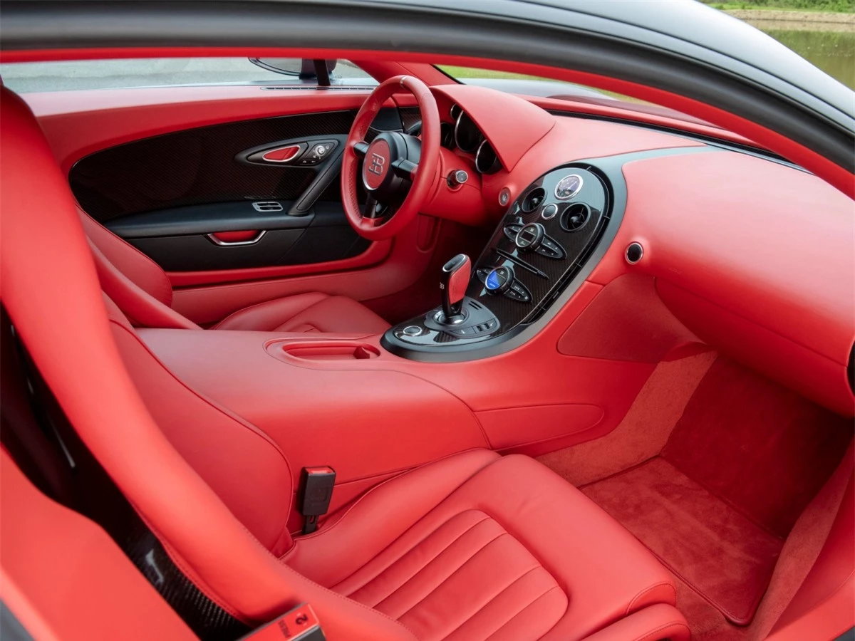 Về sức mạnh, Bugatti Veyron được trang bị động cơ V16 8.0L, sản sinh công suất 1.200 mã lực, mô men xoắn lên tới 1.500 Nm. Nhờ đó siêu xe chỉ cần 2,5 giây để tăng tốc 0-100 km/h và đạt vận tốc tối đa 415 km/h.