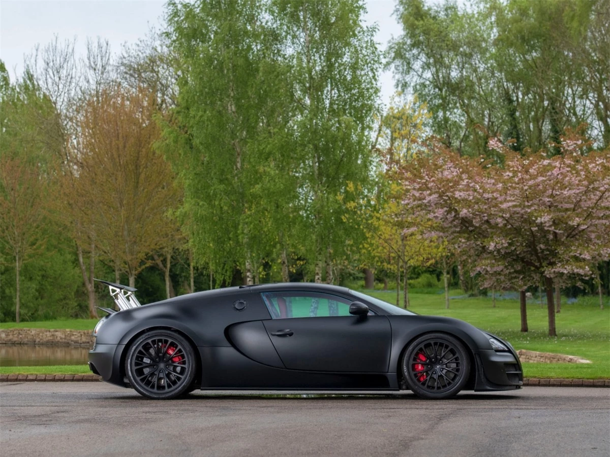 Không giống như Chiron Sport đạt tốc độ 490,484 km/h theo một hướng, Veyron Super Sport đã làm điều đó theo hai hướng, điều này đã được xác minh bởi Sách kỷ lục Guinness và Cơ quan kiểm tra kỹ thuật Đức (TÜV).