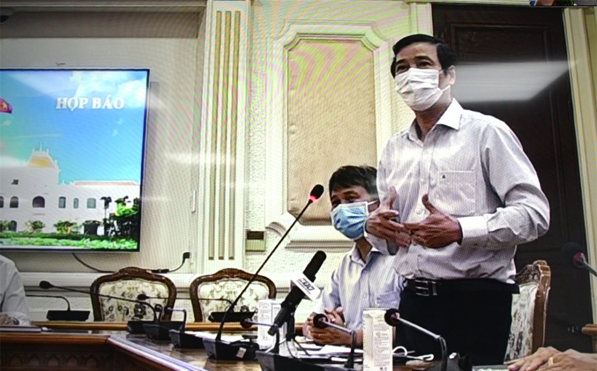 Phó Giám đốc Sở Y tế TP.HCM Nguyễn Hữu Hưng trả lời tại buổi họp báo.