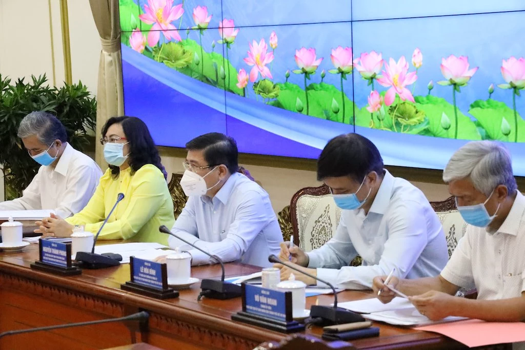Chủ tịch UBND TP HCM Nguyễn Thành Phong (giữa) cho biết, thành phố sẽ cố gắng triển khai sớm nhất gói hỗ trợ thứ 2 cho các doanh nghiệp, người dân bị ảnh hưởng bởi dịch Covid-19. (Ảnh TTBC)