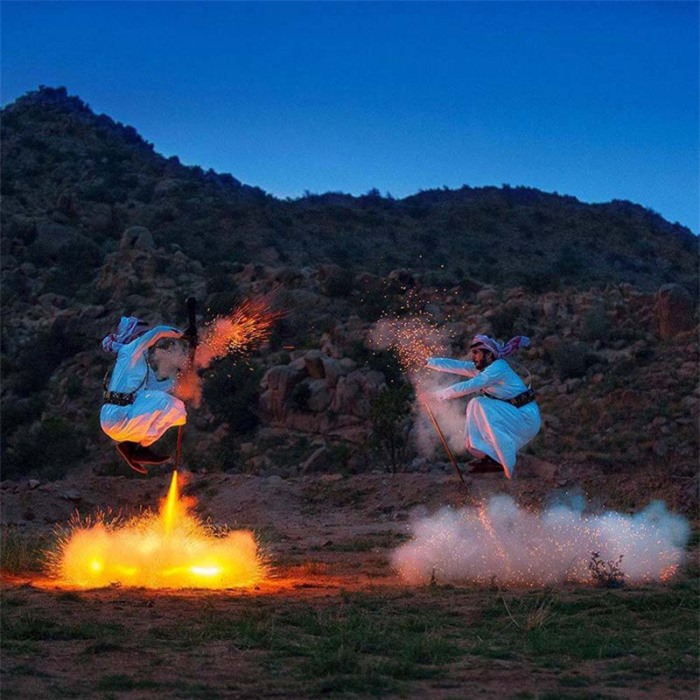 Điệu nhảy kỳ lạ của người Ả Rập có sử dụng súng khiến du khách ngạc nhiên