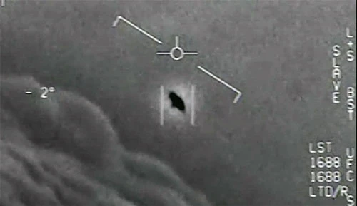 Hình ảnh UFO được ghi lại bằng camera hồng ngoại trên máy bay Mỹ. Ảnh chụp màn hình