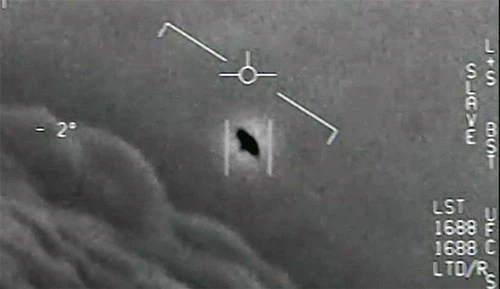 Hình ảnh UFO được ghi lại bằng camera hồng ngoại trên máy bay Mỹ. Ảnh chụp màn hình Hình ảnh UFO được ghi lại bằng camera hồng ngoại trên máy bay Mỹ. Ảnh chụp màn hình