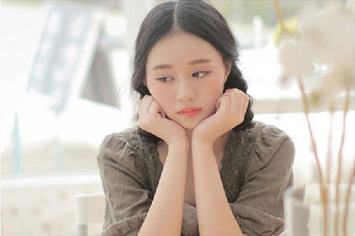 Vô tình gặp người yêu cũ của chồng sắp cưới, cô ấy ghé tai nói thầm một điều khiến tôi hoang mang tột độ