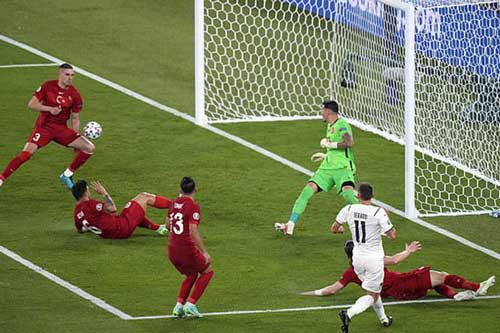 Hậu vệ Thổ Nhĩ Kỳ đi vào lịch sử EURO theo cách đáng quên