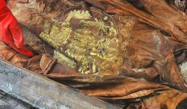 Phát hiện ngôi mộ cổ đơn sơ nhưng người nằm bên trong lại mặc áo long bào: Đó là ai?