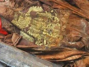 Phát hiện ngôi mộ cổ đơn sơ nhưng người nằm bên trong lại mặc áo long bào: Đó là ai?