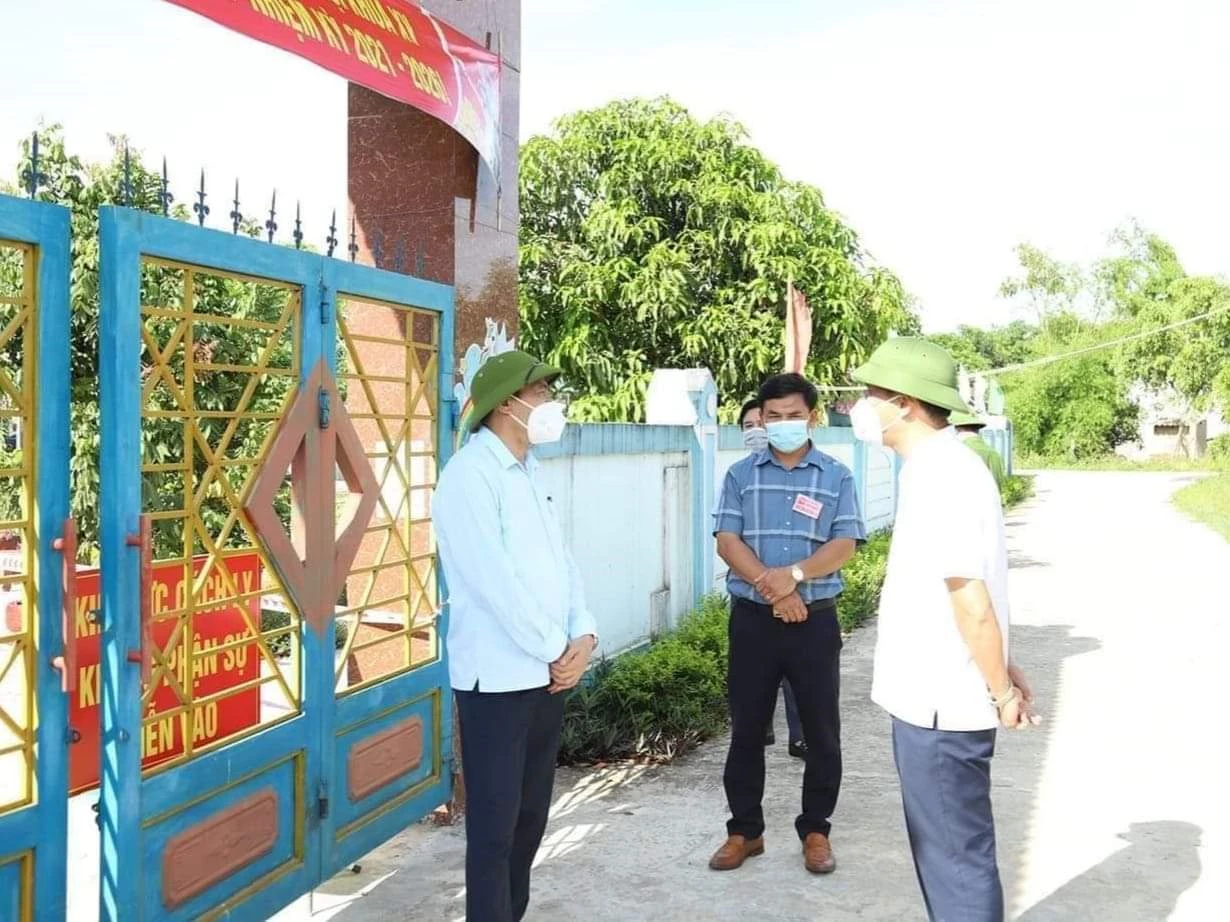 Chủ tịch UBND tỉnh Hà Tĩnh Võ Trọng Hải thăm các em nhỏ cách ly y tế tại trường mầm non 