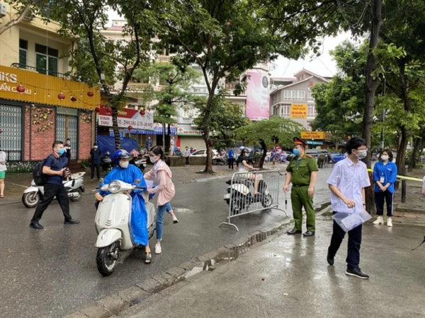 Ngay từ sáng sớm, các phụ huynh học sinh đã đưa các sĩ tử đến trường thi (Ảnh Ngọc Diệp). 