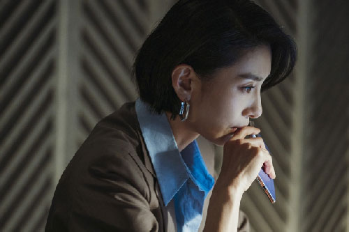 Bắt gặp chồng của đồng nghiệp ôm hôn gái lạ, tôi định vạch trần tại chỗ thì sốc ngất khi phát hiện danh tính người phụ nữ kia