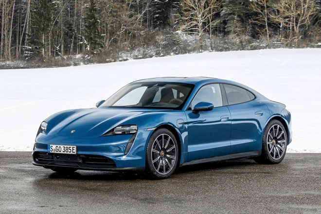 2. Porsche Taycan 2021 (giá khởi điểm của phiên bản AWD: 103.800 USD, điểm hiệu suất: 9,7/10).