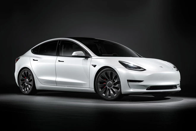 3. Tesla Model 3 Performance AWD 2021 (giá khởi điểm của phiên bản AWD: 56.990 USD, điểm hiệu suất: 9,4/10).