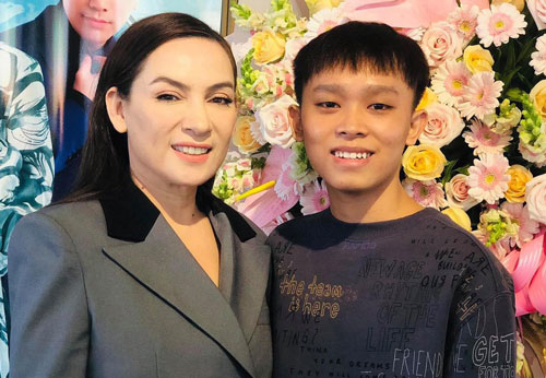 Phi Nhung đang làm gì khi dân tình vẫn xôn xao bàn tán vụ lùm xùm với Hồ Văn Cường?