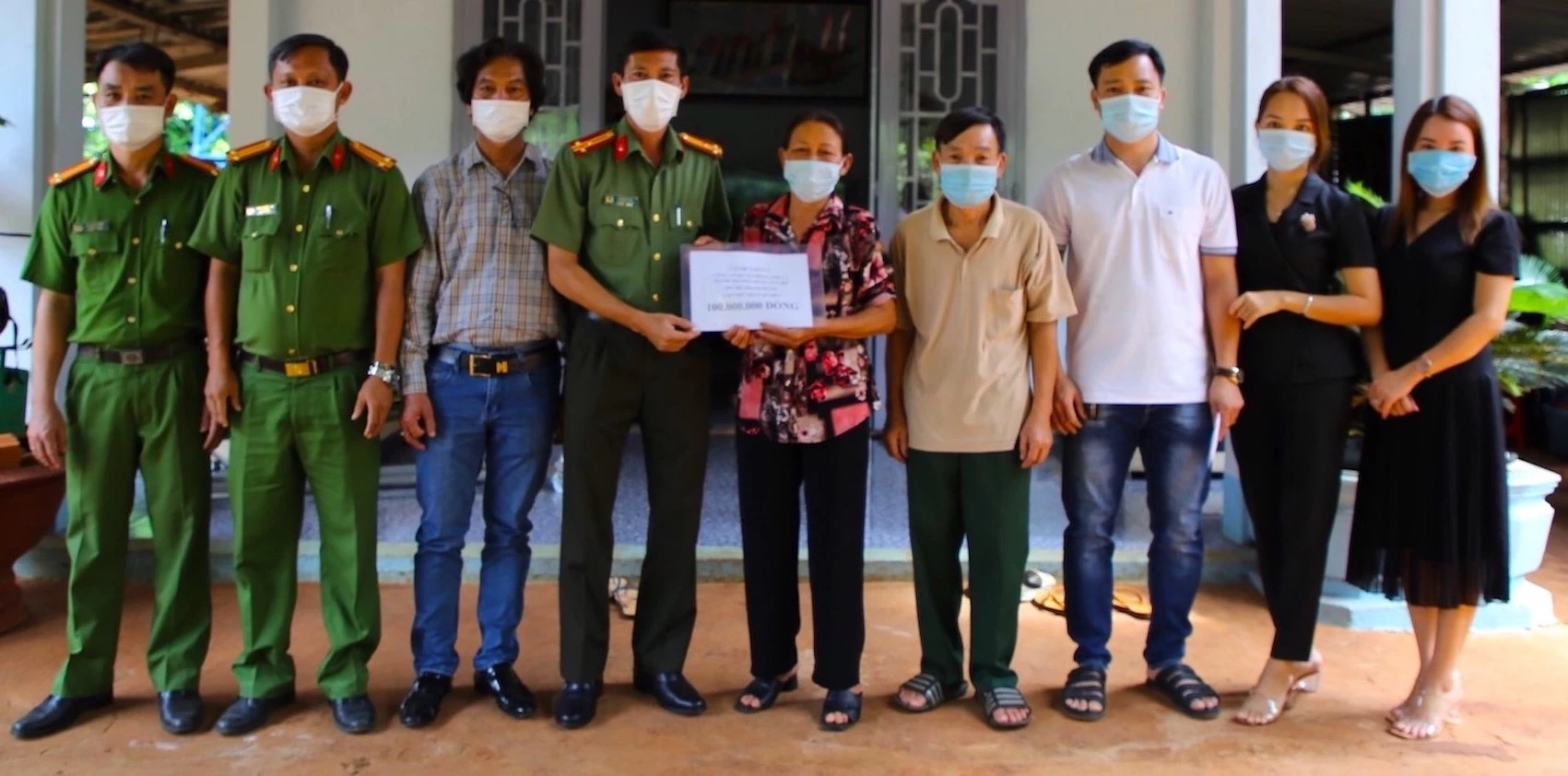 Đoàn thanh niên Công an huyện Đồng Phú trao kinh phí 100 triệu đồng cho mẹ của công an viên Đỗ Thành Hưng để chung tay giúp anh vượt cơn hoạn nạn