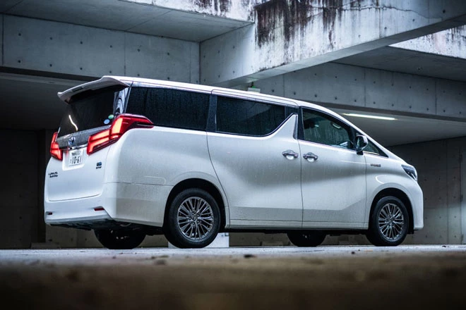 7. Toyota Alphard (doanh số: 5.947 chiếc).