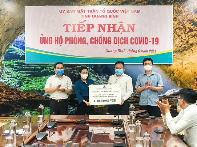 Bà Phạm Thị Hân - Ủy Viên Ban thường vụ Tỉnh uỷ, Chủ tịch Uỷ ban MTTQ tỉnh Quảng Bình nhận trao tặng 1 tỷ đồng từ Đất Xanh Miền Trung.