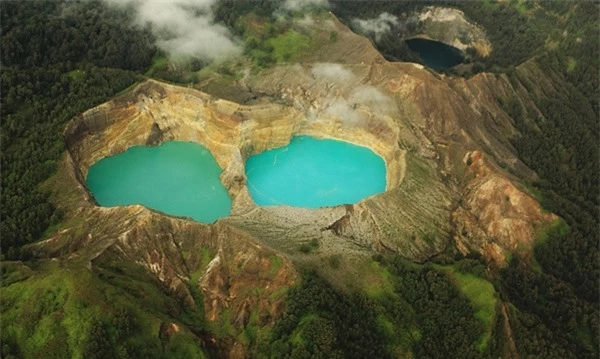 bí ẩn hồ đổi màu “ma quái” ở indonesia