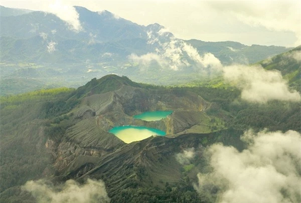 bí ẩn hồ đổi màu “ma quái” ở indonesia