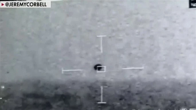 Hình ảnh trích từ đoạn clip về UFO được quay trên tàu USS Omaha năm 2019. (Nguồn: Fox)