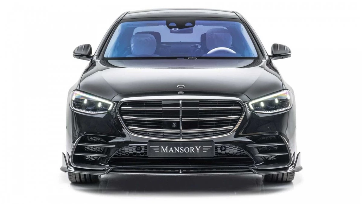 Mâm xe đa chấu CS.11 và V.6 đặc trưng của Mansory cũng được bán kèm với nhiều kiểu hoàn thiện khác nhau, bao gồm cả phay bề mặt và sơn đen bóng.