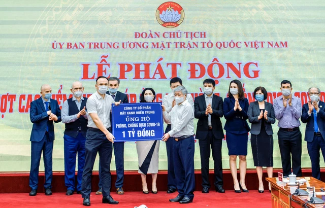 Ông Đỗ Văn Chiến - Bí thư TW Đảng, Chủ tịch Ủy ban Trung ương Mặt trận Tổ quốc Việt Nam tiếp nhận 1 tỷ đồng từ Đất Xanh Miền Trung.